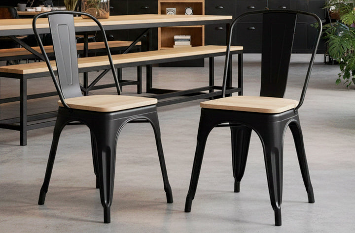 Silla de comedor Tolix negro asiento roble de Kifoni en un ambiente real