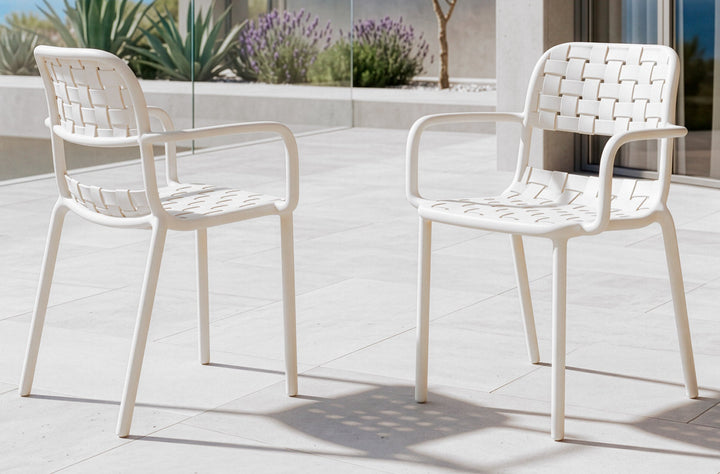 Sillón de exterior Bora blanco crema de Kifoni en un ambiente real