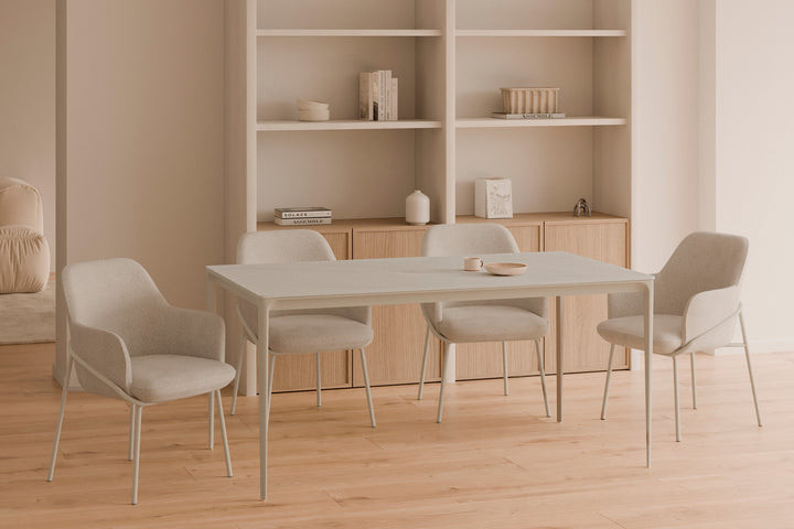 Mesa fija Arya de Kifoni, con tablero porcelánico de 140 × 90 cm, vista principal