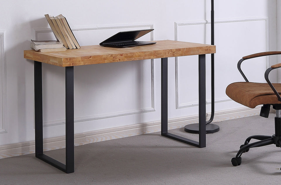 Bureau Natural chêne Nordish avec piètement noir, avec un portable et des livres sur le plateau
