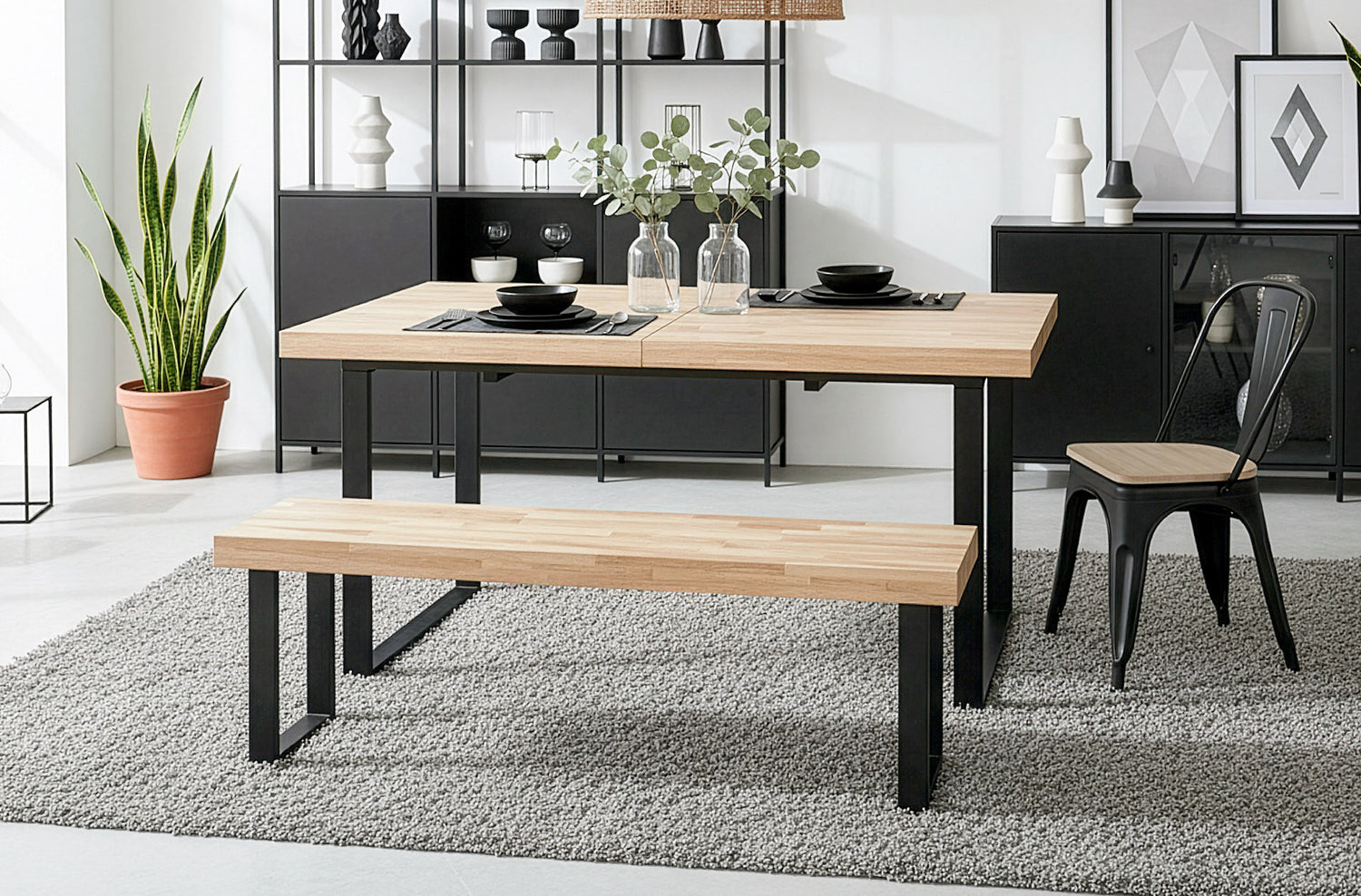 Banco Loft en un comedor, delante de una mesa con alfombra y una silla al fondo