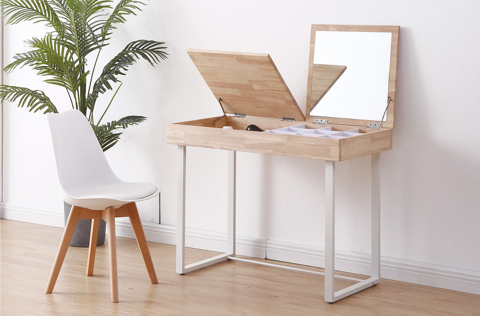 Coiffeuse avec miroir Pretty blanc ouverte dans une chambre, à côté d'une chaise et d'une plante