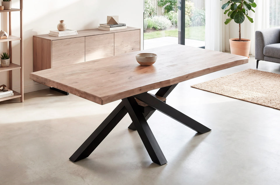 Mesa de comedor Xena tapa con forma roble Honey en un salón comedor con aparador y salida al jardín