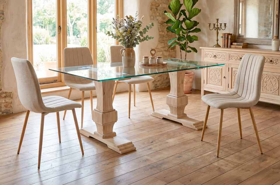 Table à manger Versalles Verre dans une salle à manger avec chaises près de la fenêtre