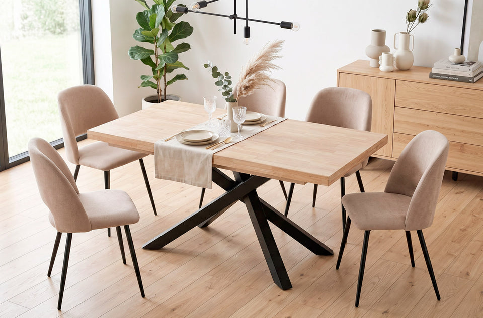 Table à manger extensible Xena 140-220 cm avec un chemin de table, dans une salle à manger avec buffet et chaises
