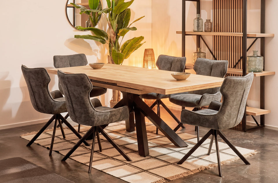 Table à manger extensible Xena 160-240 cm dans une salle à manger avec chaises rembourrées et étagère