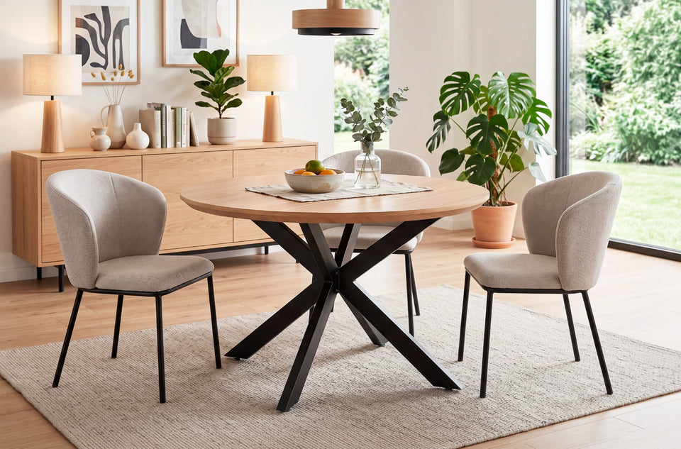 Table à manger ronde extensible Cross dans une salle à manger avec chaises, buffet et baie vitrée