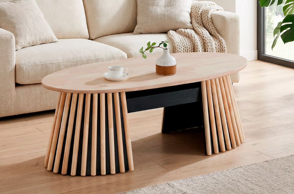 Table basse relevable Grove devant un canapé, sur un tapis dans le salon