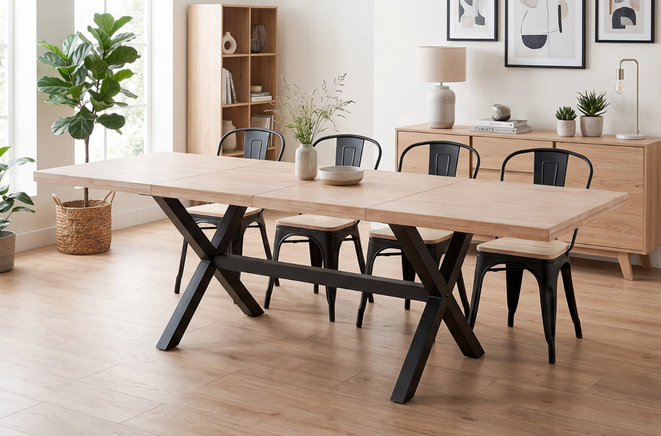 Mesa de comedor extensible X-Loft en un comedor, rodeada de sillas y con aparador al fondo