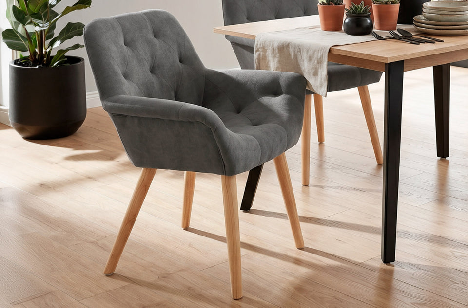 Silla de comedor Nature microfibra arrimada a una mesa de comedor, con una planta al fondo