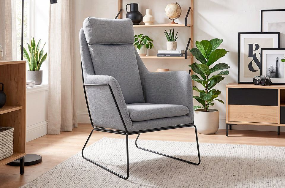 Fauteuil Sintra gris dans un salon avec étagère, plantes et tapis