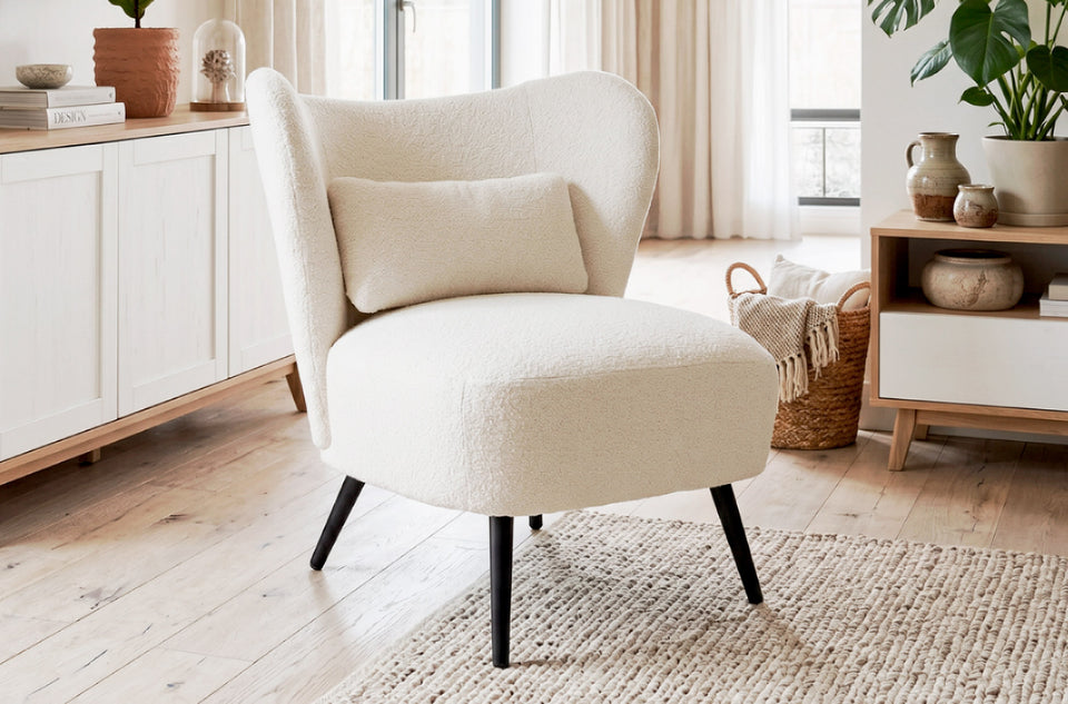 Fauteuil rembourré Elle Linen Nature dans un salon, près d'un buffet et sur un tapis