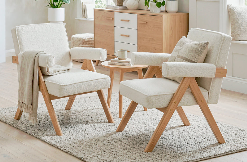Fauteuil Agatha Linen, deux exemplaires dans un salon avec table d'appoint et tapis