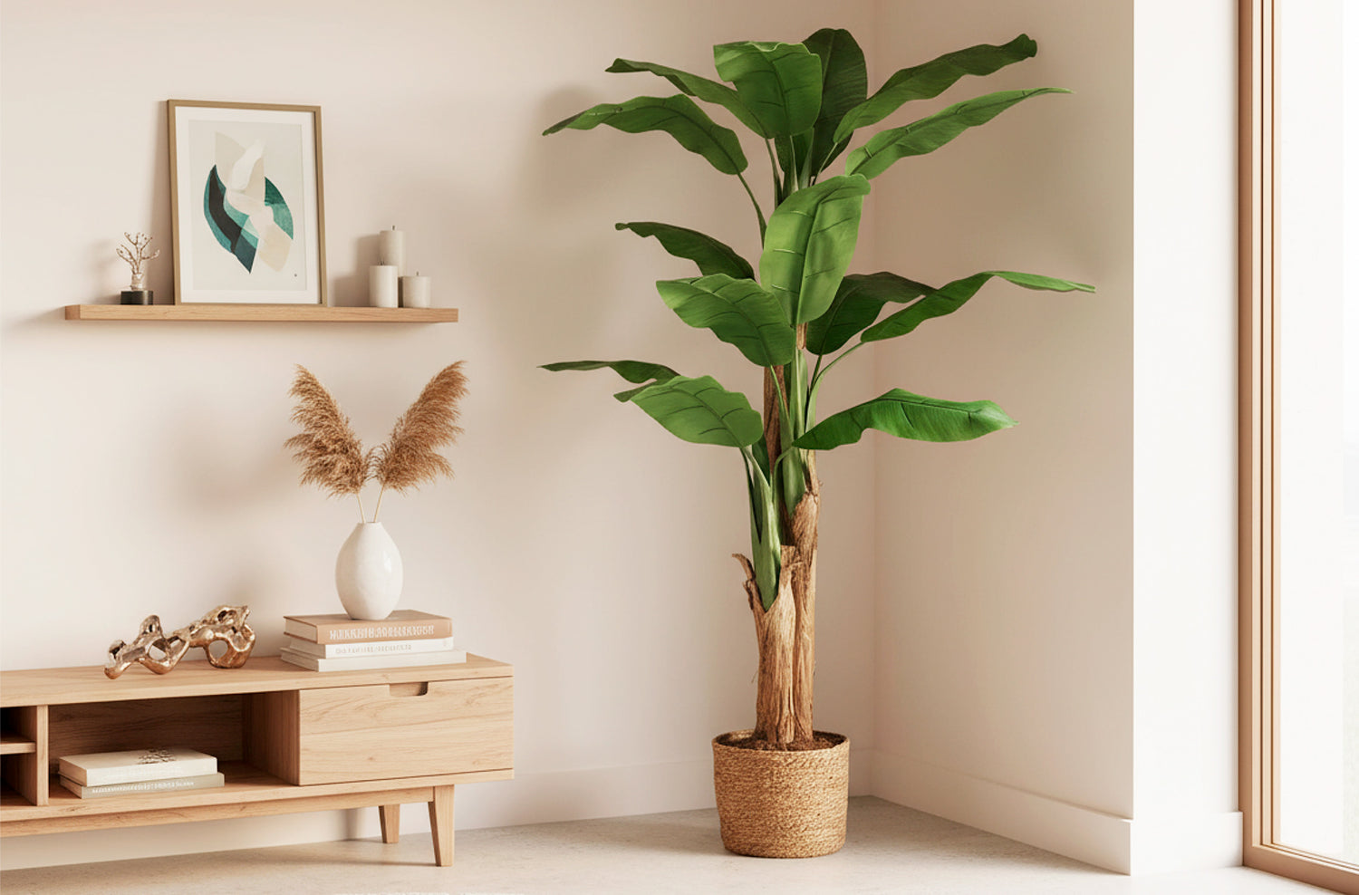 Bananero artificial de 180 cm de alto decorando el rincón de un salón junto a un aparador