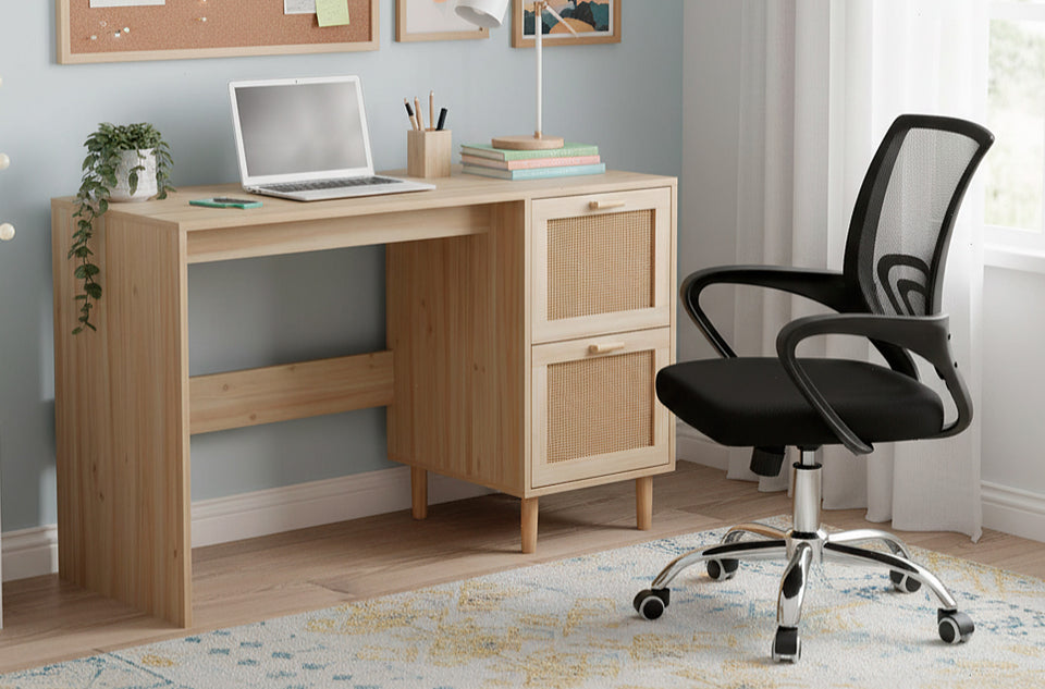 Bureau Décor en pin et rotin dans une chambre, avec un ordinateur portable et une chaise de bureau
