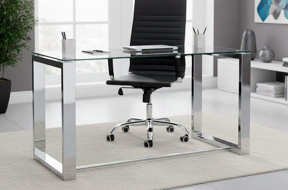 Bureau Office en verre trempé dans un bureau, avec une chaise de bureau et une étagère derrière