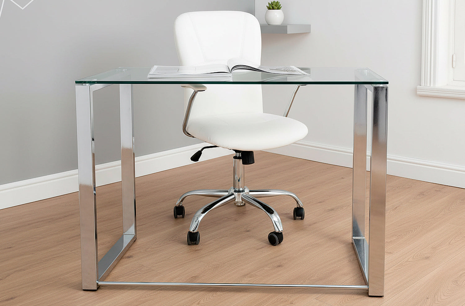 Mesa Estudio Benetto 120 X 60 Cm Patas Cromo en un despacho, con una silla giratoria detrás