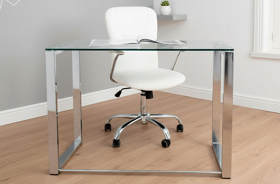 Bureau Benetto 120 x 60 cm à pieds chromés dans un bureau, avec une chaise pivotante derrière