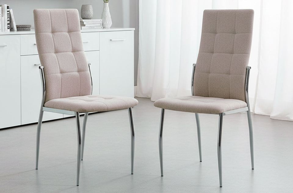 Dos sillas de comedor Diana tejido beige en una estancia blanca, junto a una cortina