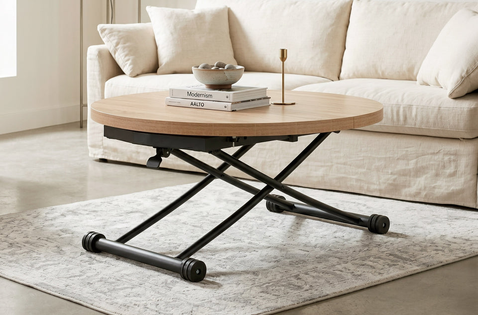 Table basse relevable Gaga dans un salon, en position basse devant un canapé