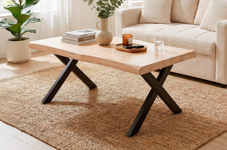 Table basse relevable Xena dans un salon, sur un tapis en jute et près d'un canapé