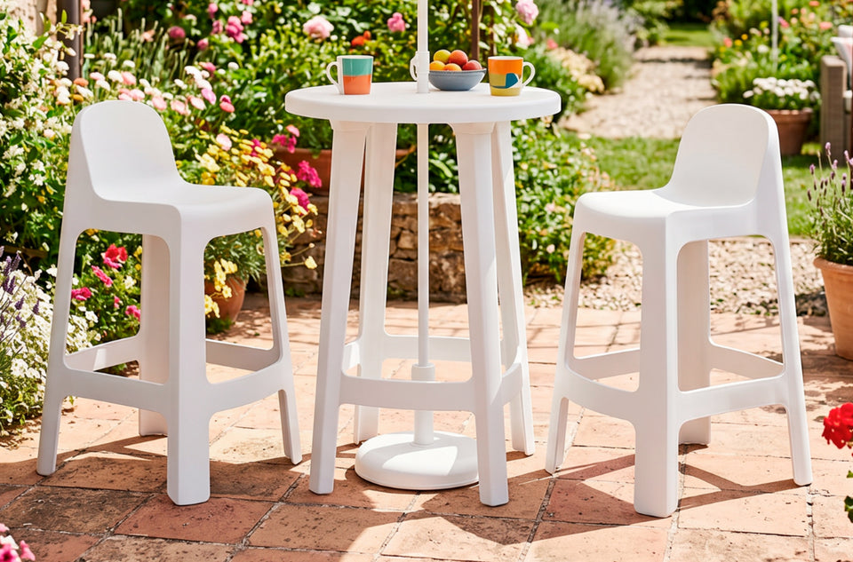 Tabouret haut d'extérieur Bark blanc, deux exemplaires près d'une table haute dans un jardin