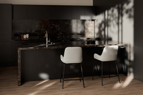 Taburete bajo Milton, taburete alto en tejido para el comedor, en un ambiente real, 51.5 × 56 × 98.5 cm