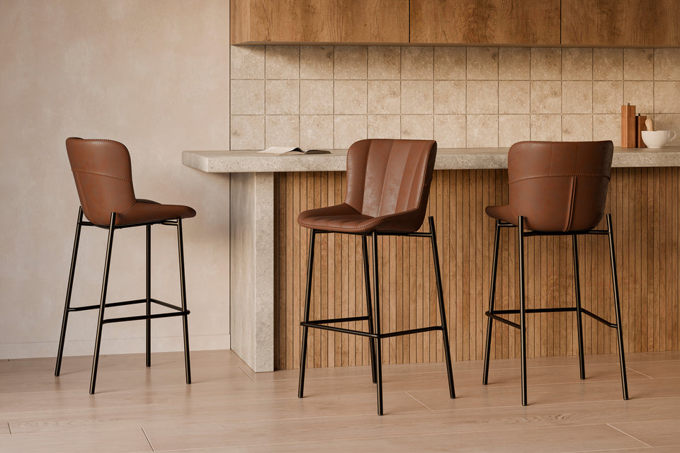 Taburete alto Riley marrón, en polipiel para el comedor, en un ambiente real, 48 × 42 × 109.5 cm