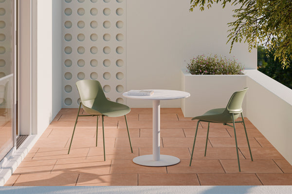 Table basse fixe d’extérieur Lya 2 blanc / blanc, meuble d’extérieur en grès porcelainé et métal, en situation réelle, ø70 × 75 cm de haut