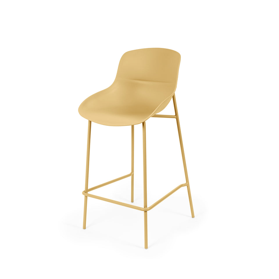 Tabouret bas Fabian Bas moutarde, tabouret haut pour la salle à manger, vue en studio, 46.5 × 51 × 96 cm