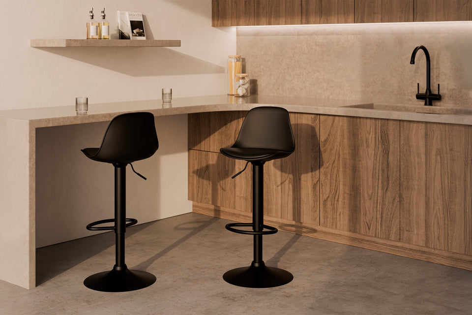 Taburete regulable Sadie negro, taburete alto para el comedor, en un ambiente real, ancho 39 cm, fondo 39 cm
