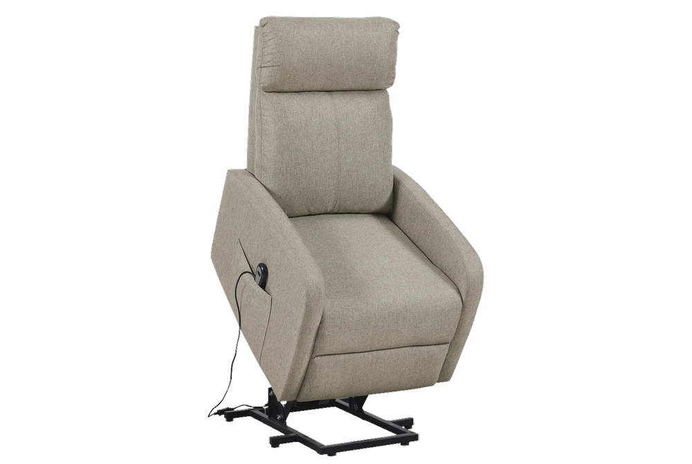 Sillón beige: con el asiento elevado e inclinado hacia delante para ayudar a levantarse.