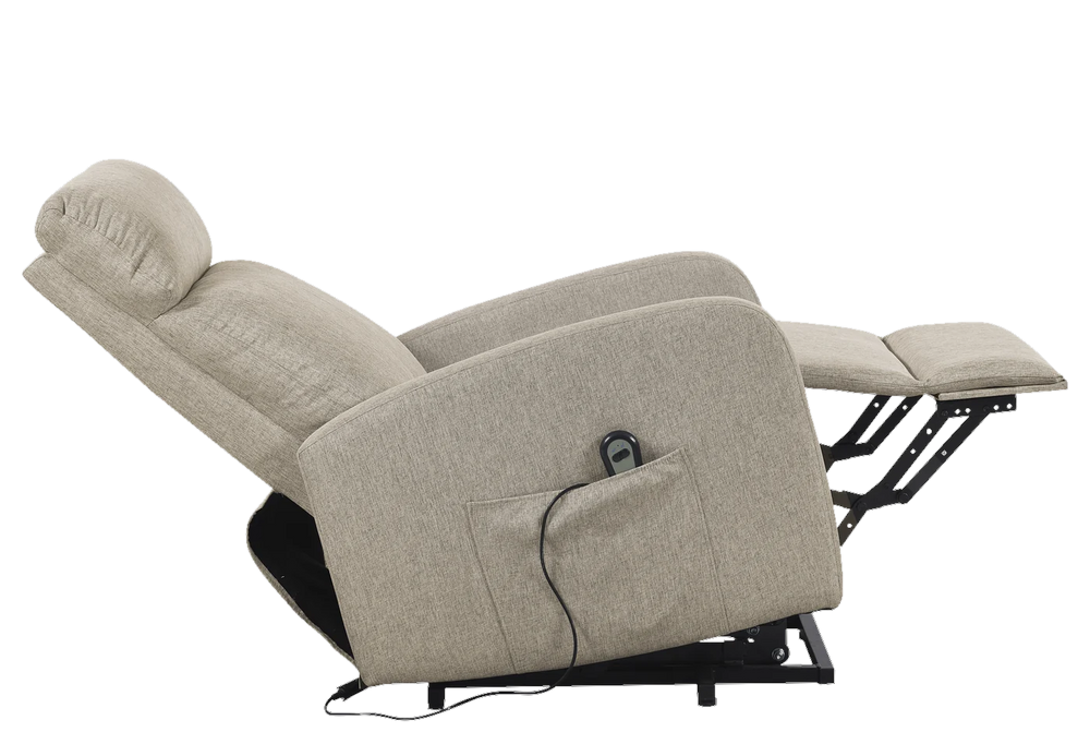 Sillón beige: reclinado, con el respaldo hacia atrás y el reposapiés extendido.