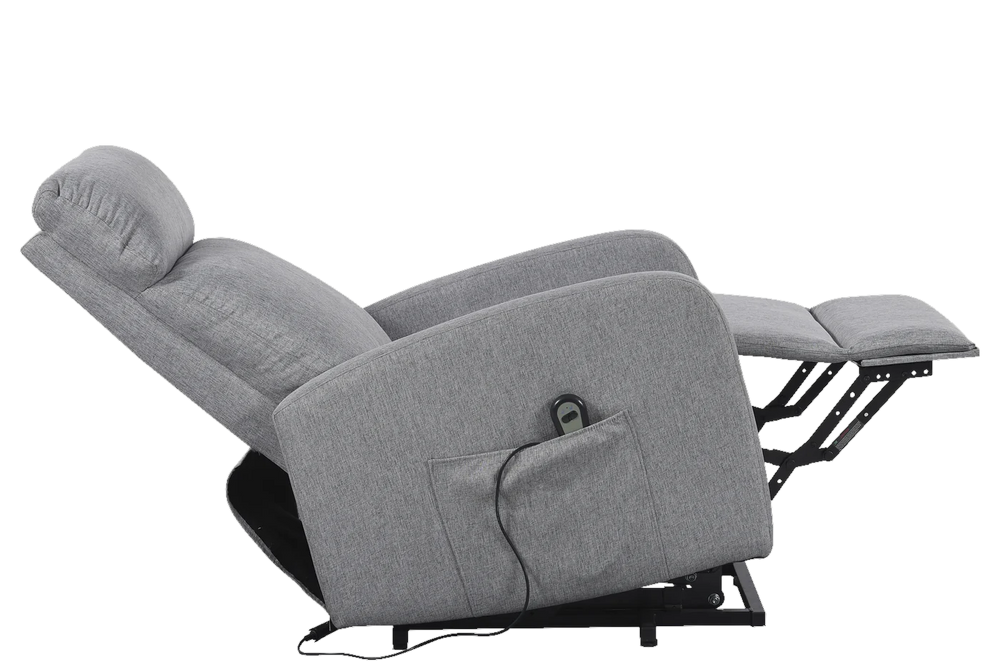Sillón gris: reclinado, con el respaldo hacia atrás y el reposapiés extendido.